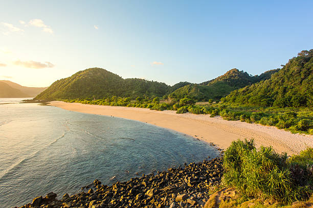 długie kuta piaszczysta plaża, lombok, indonezja - kuta beach zdjęcia i obrazy z banku zdjęć