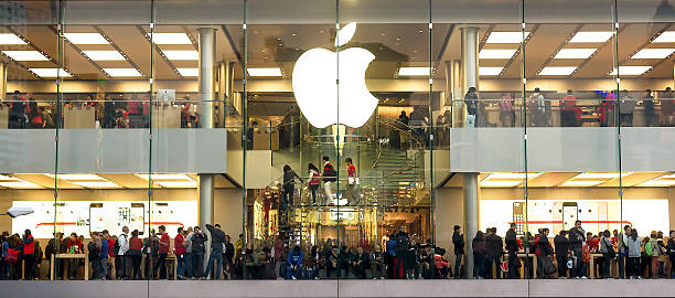les gens faire du shopping dans le magasin de pomme durant les fêtes de noël - store application software iphone mobile phone photos et images de collection