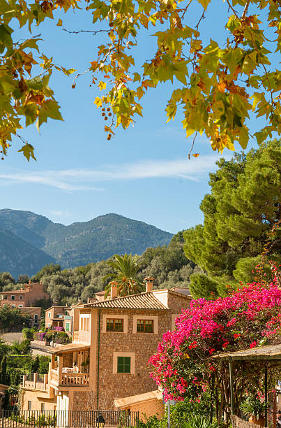 fornalutx-vista a las colinas a - fornalutx majorca spain village fotografías e imágenes de stock