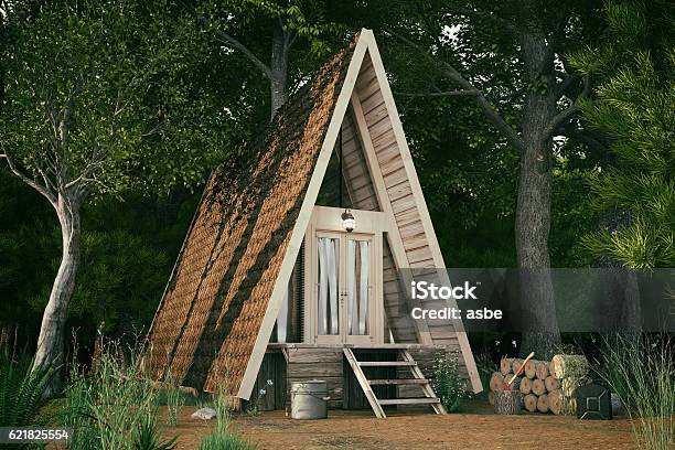 Casa Della Foresta Triangolo - Fotografie stock e altre immagini di Bungalow - Bungalow, Piccolo, Capanna di legno