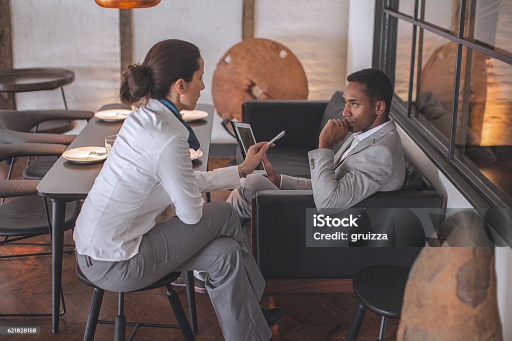 Junge Geschäftsfrau und ein Mann, die Gespräche in der modernen Arbeitsbereich - Lizenzfrei Rat Stock-Foto