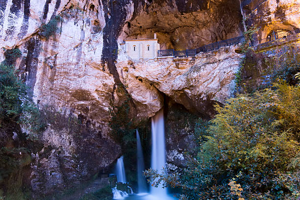 caverna sagrada de covadonga - covadonga - fotografias e filmes do acervo