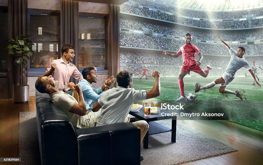 Students watching very realistic Soccer game on TV - Royalty-free Futebol Foto de stock