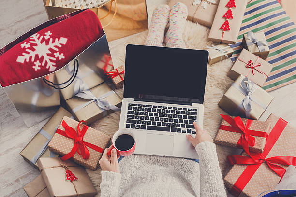 kobieta robi świąteczne zakupy online z laptopem, powyżej widoku - christmas child baby surprise zdjęcia i obrazy z banku zdjęć