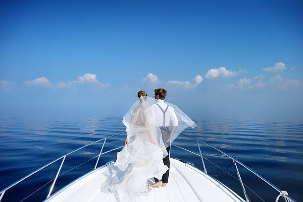 счастливая невеста и жених на яхте - bride women standing beauty in nature стоковые фото и изображения