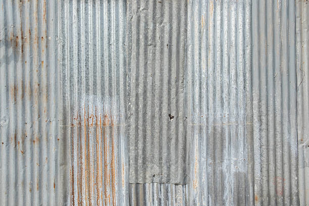 textura antigua del techo de chapa metálica. - textured metal steel rusty fotografías e imágenes de stock