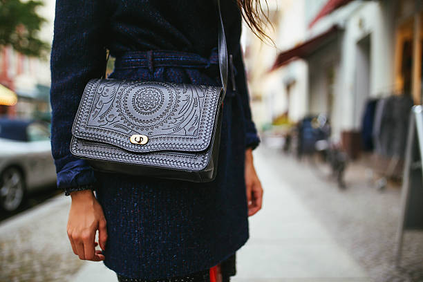 junge frau street style leder geldbörse und ein mantel - berlin germany germany urban scene shopping bag stock-fotos und bilder