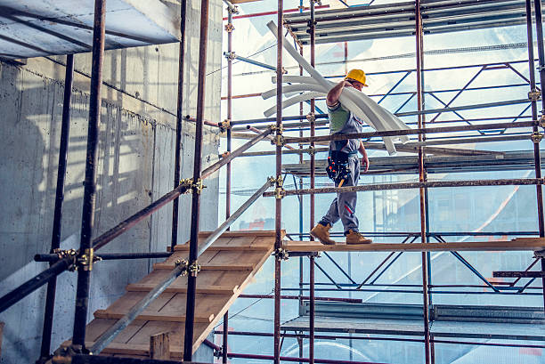 trabalhador carregando tubos - scaffolding - fotografias e filmes do acervo