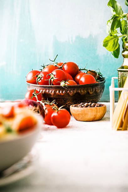 pasta mit olivenöl  - vibrant color tomato vegetable pasta stock-fotos und bilder