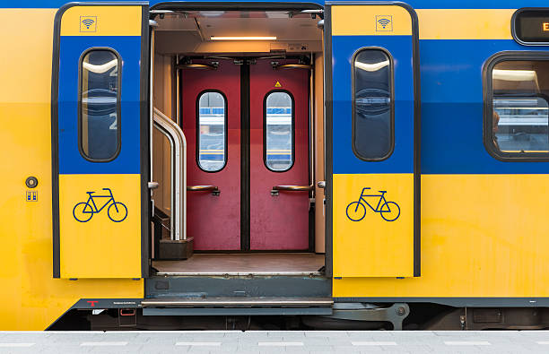 door in train, utrecht - trein nederland stockfoto's en -beelden