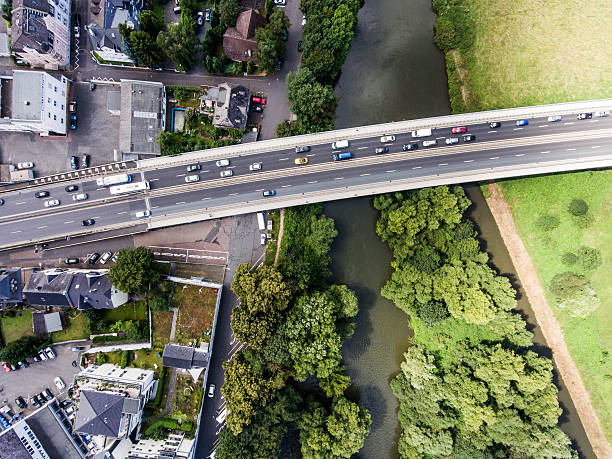 río y carretera cruzando la ciudad holandesa, vista aérea - highway traffic aerial view netherlands fotografías e imágenes de stock