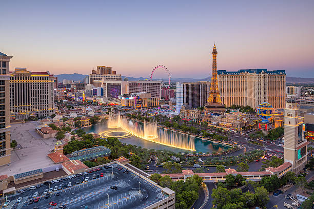 aerial view of las vegas strip in nevada - skyline fotos stockfoto's en -beelden