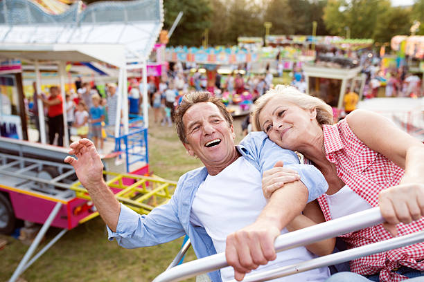 놀이 공원에서 타고 노인 부부 - rollercoaster people amusement park ride red 뉴스 사진 이미지