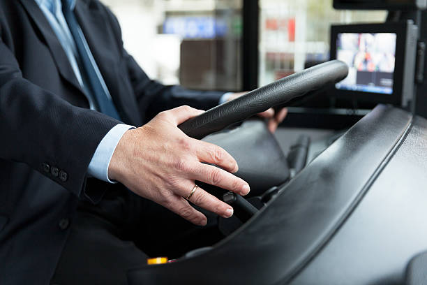 gros plan du conducteur de l’autobus conduisant un autobus de passagers - car transporter photos photos et images de collection