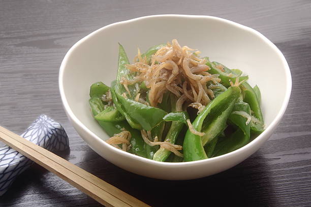 japanische küche, gekochter grüner pfeffer und kleiner fisch - kyoto protokoll stock-fotos und bilder