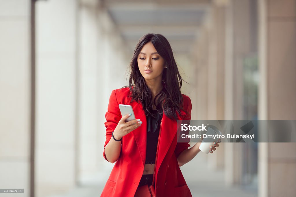 Asiatische Geschäftsfrau im Freien - Lizenzfrei Rot Stock-Foto