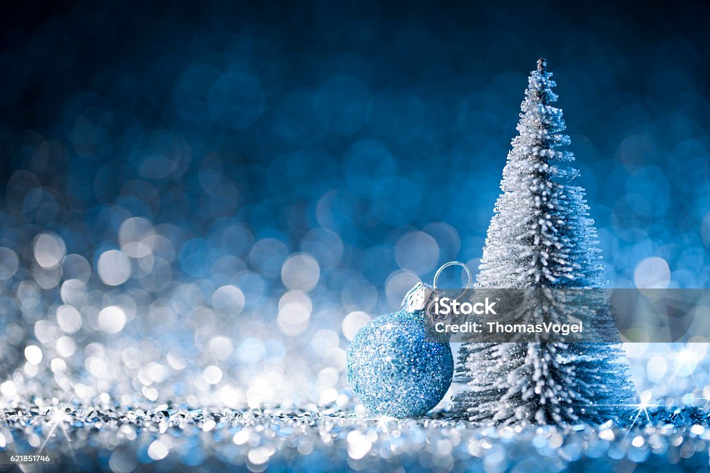 Arbre de Noël et ornement sur des lumières défocalées. Décorations Or Bleu - Photo de Sapin de Noël libre de droits