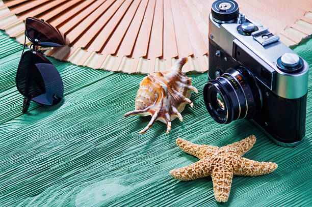 verano viajes cámara vintage y gafas de sol, concha y estrellas de mar - fan deck fotografías e imágenes de stock