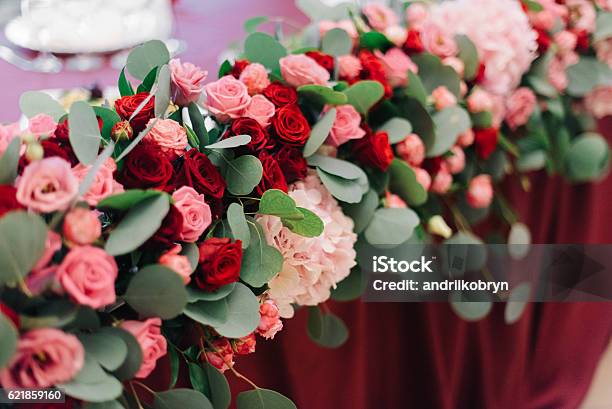 Festón De Flores Con Rosas Maravillosas Se Encuentra En La Mesa Roja De La  Cena Foto de stock y más banco de imágenes de Accesorio personal - iStock
