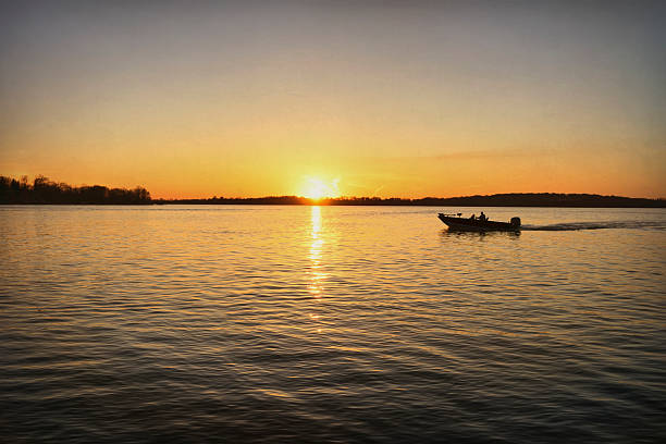 ジョンフィッシングボートでのサンセット - lake sunset lake dusk water ストックフォトと画像