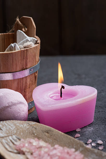 розовая зажженная свеча и соль для ванн - candlelight concrete bathtub candle стоковые фото и изображения