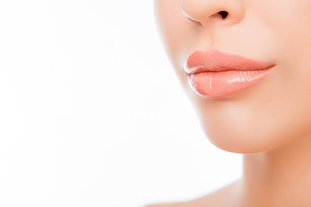 lábios da mulher com maquiagem natural em fundo branco - big lips - fotografias e filmes do acervo