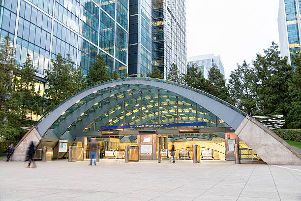 canary wharf subway station, london's financial district, england - canary wharf london england docklands skyline imagens e fotografias de stock