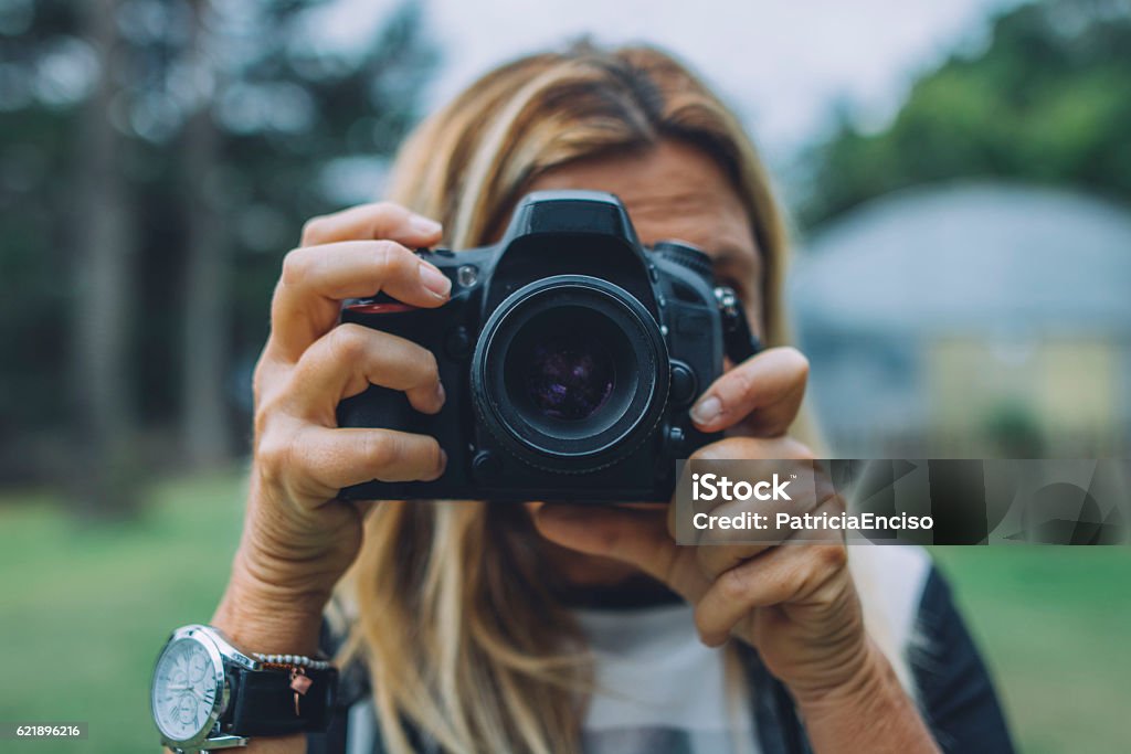 Seniorin mit DSLR-Kamera - Lizenzfrei Linse - Optisches Gerät Stock-Foto