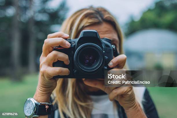 Seniorin Mit Dslrkamera Stockfoto und mehr Bilder von Linse - Optisches Gerät - Linse - Optisches Gerät, Digitale Spiegelreflexkamera, Halten