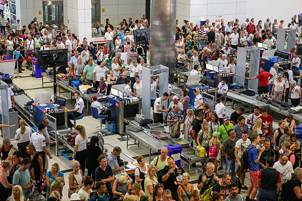 sicherheits- und passkontrolle am flughafen - gedraengt stock-fotos und bilder