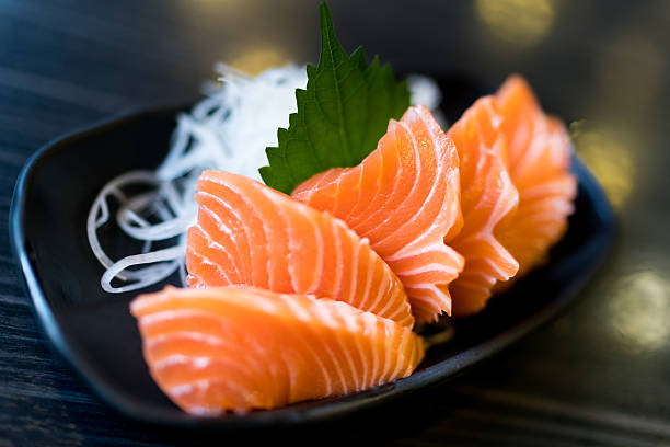 geschnittener lachs sashimi, japanische rohes essen köstliches menü - sashimi stock-fotos und bilder