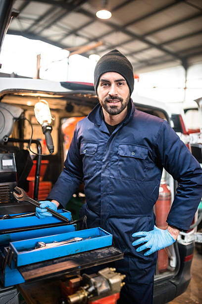 mécanicien technicien sur un parking couvert - pipefitter photos et images de collection