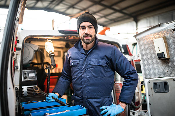 técnico mecánico en un garaje - mono ropa protectora fotografías e imágenes de stock