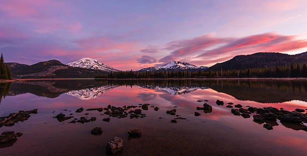 istock Sparks lake at Sunrise, Central Oregon 621917962
