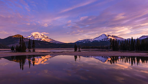 sparks lake all'alba - oregon foto e immagini stock