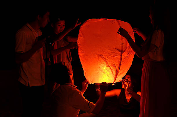 ludzie uwalniają lampiony nieba, aby czcić relikwie buddy - lunar new year zdjęcia i obrazy z banku zdjęć