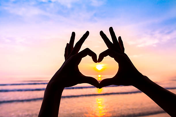 ręce tworzące kształt serca, symbol miłości, przyjaźni, harmonii - romance tropical climate ideas travel destinations zdjęcia i obrazy z banku zdjęć