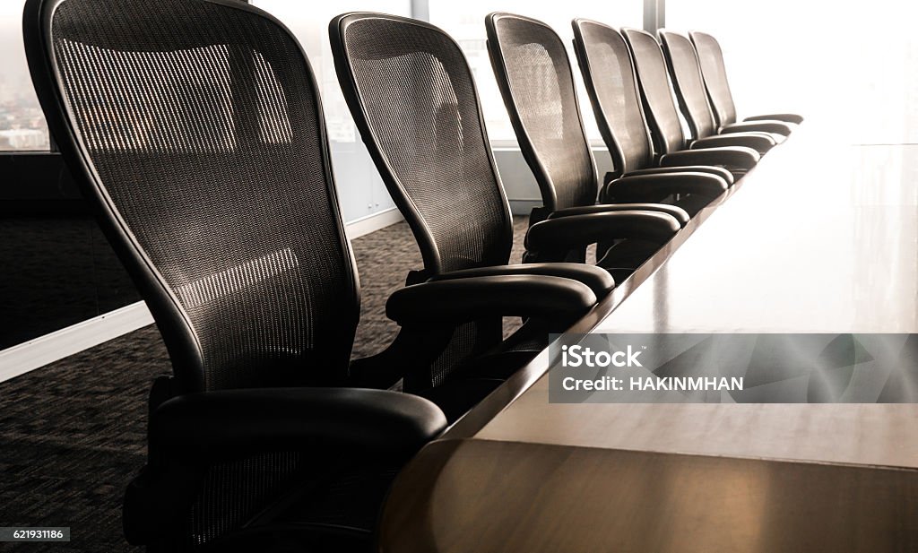 Tischsaal mit Stuhl am Morgen /Meeting Associate - Lizenzfrei Konferenztisch Stock-Foto