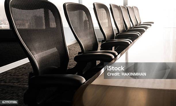 Tischsaal Mit Stuhl Am Morgen Meeting Associate Stockfoto und mehr Bilder von Konferenztisch - Konferenztisch, Niemand, Büro