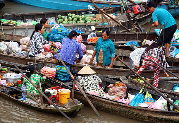 азиатские плавучий рынок - damnoen saduak floating market asia asian ethnicity asian culture стоковые фото и изображения