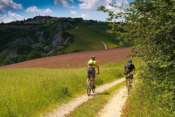 val d'orcia, siena, tuscany, italy - excursion in mountain bike - val dorcia imagens e fotografias de stock