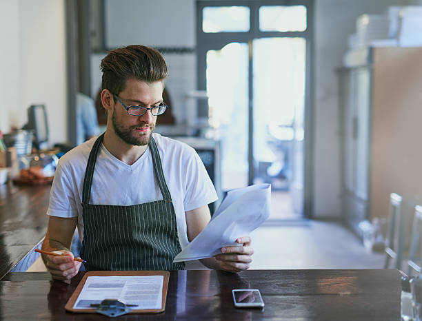 istock Running his coffee shop like a well-oiled machine 621939842