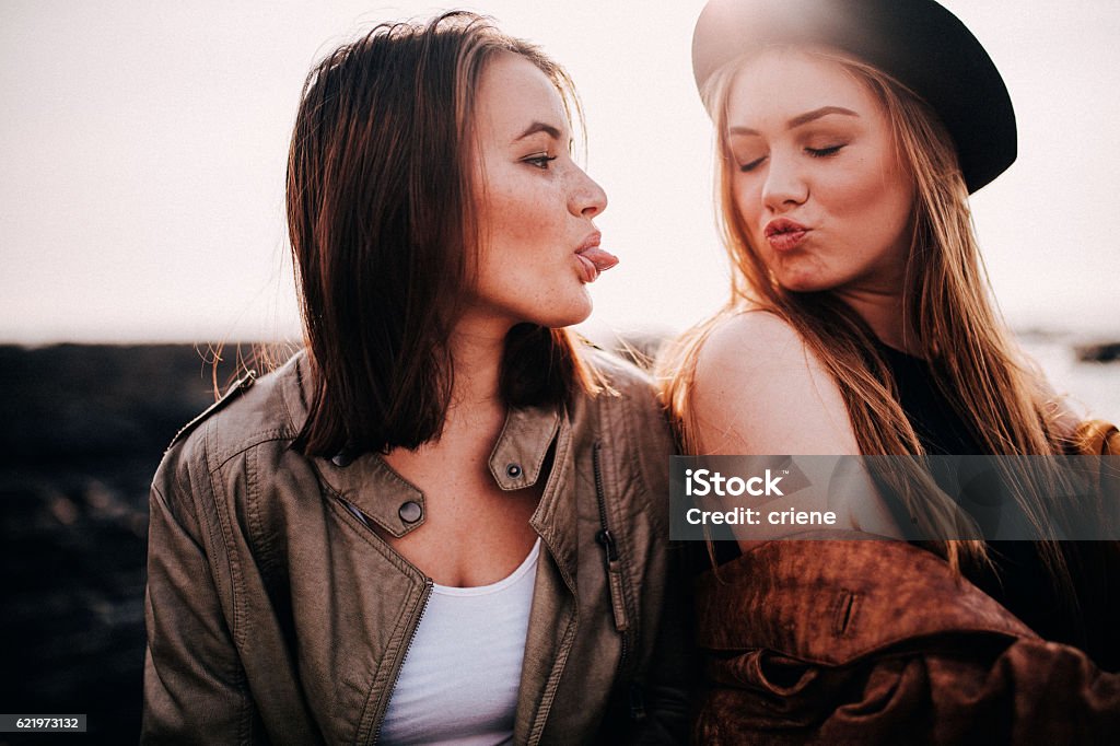 Two teenage girls having fun on beach - Royalty-free Meisjes Stockfoto