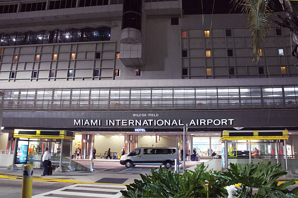 aéroport international de miami à miami - global communications directional sign road sign travel photos et images de collection