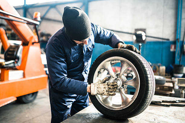 pneumatico repairer controllare il tire integrità - auto repair shop tire car mechanic foto e immagini stock