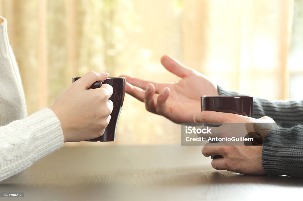 Hände von Freunden mit Kaffeetassen - Lizenzfrei Gespräch Stock-Foto