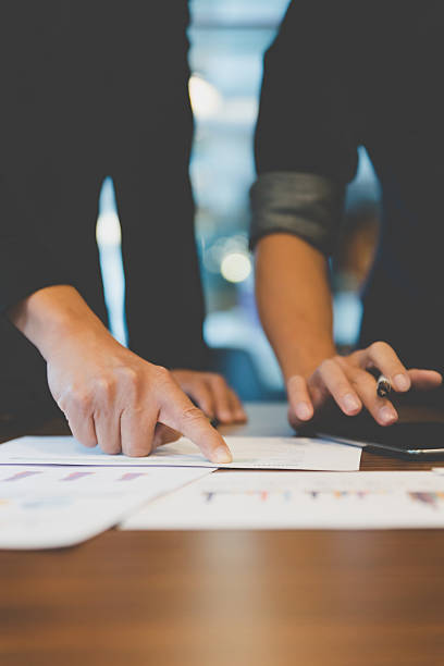 homme d’affaires travaillant avec un document, une tablette dans un lieu de travail de bureau - business meeting business pencil office worker photos et images de collection