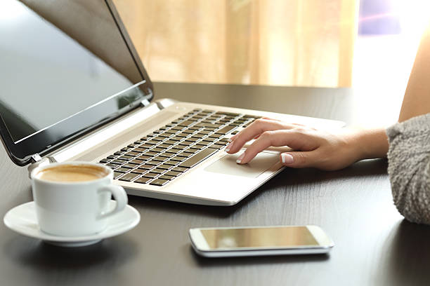 lady hand browsing einen laptop zu hause - touchpad laptop computer software human finger stock-fotos und bilder