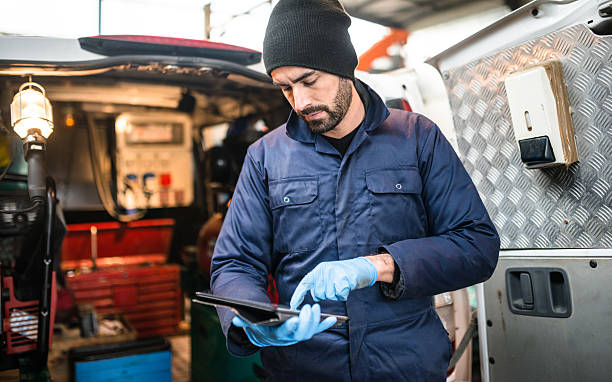 técnico mecânico na garagem - men mechanic manual worker craftsperson imagens e fotografias de stock