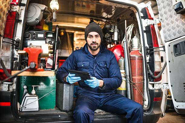 técnico mecânico em uma garagem - men mechanic manual worker craftsperson - fotografias e filmes do acervo